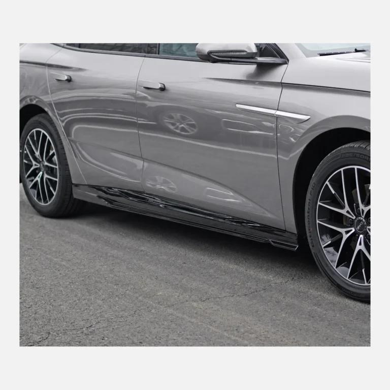Saia Lateral Estilo DC para BYD Seal 07 DM-i 2023-2025 - vista de aplicação em veículo cinza-prateado