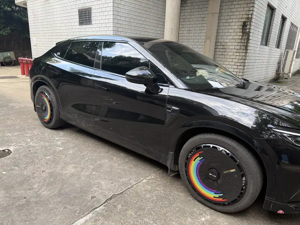 How to Choose Wheel Covers and Hubcaps: Fit, Retention, and Replacement 2 Black BYD Sealion 7 test vehicle fitted with aerodynamic wheel covers, viewed from the side
