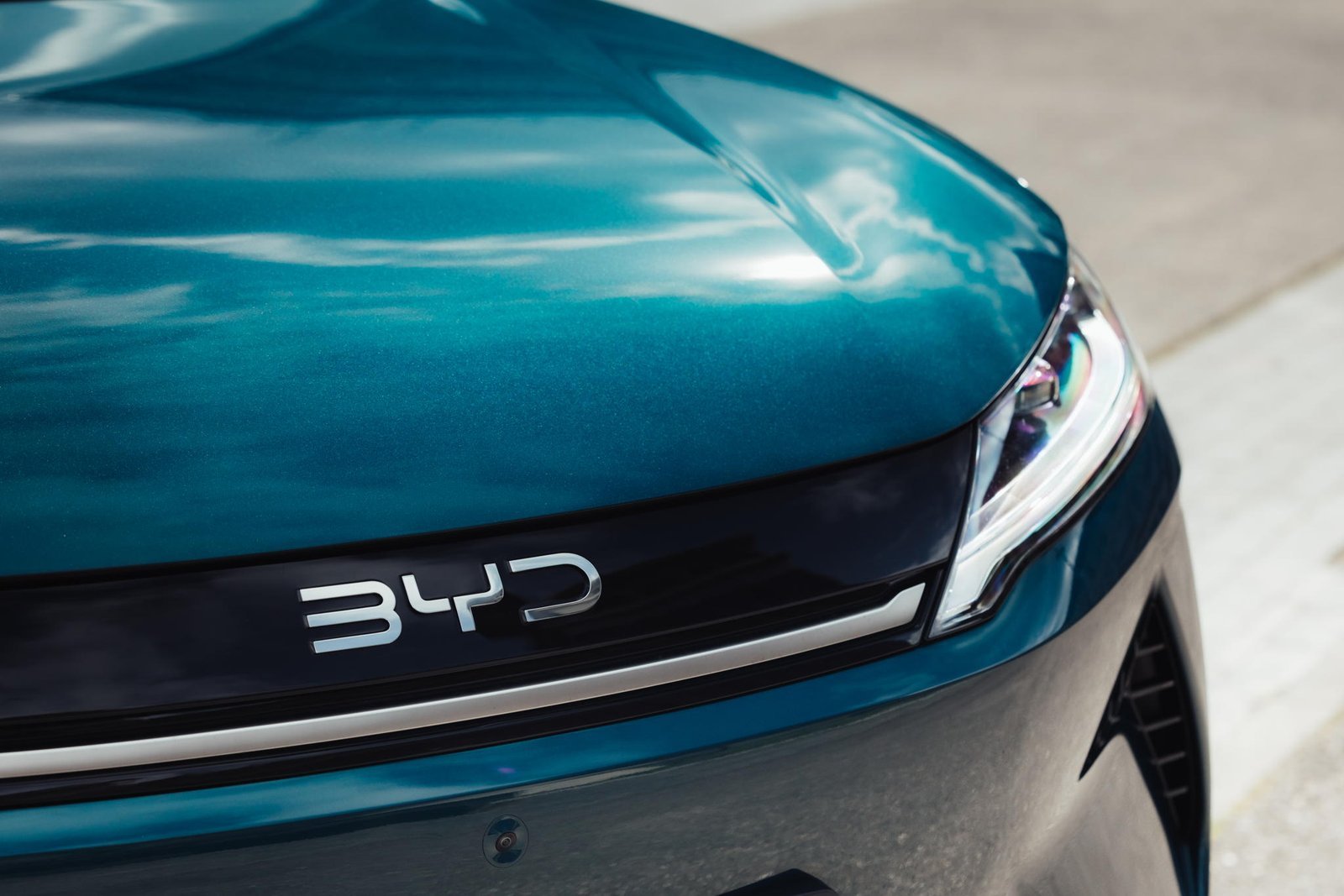 BYD ATTO 2 DM-i front grille and headlight detail