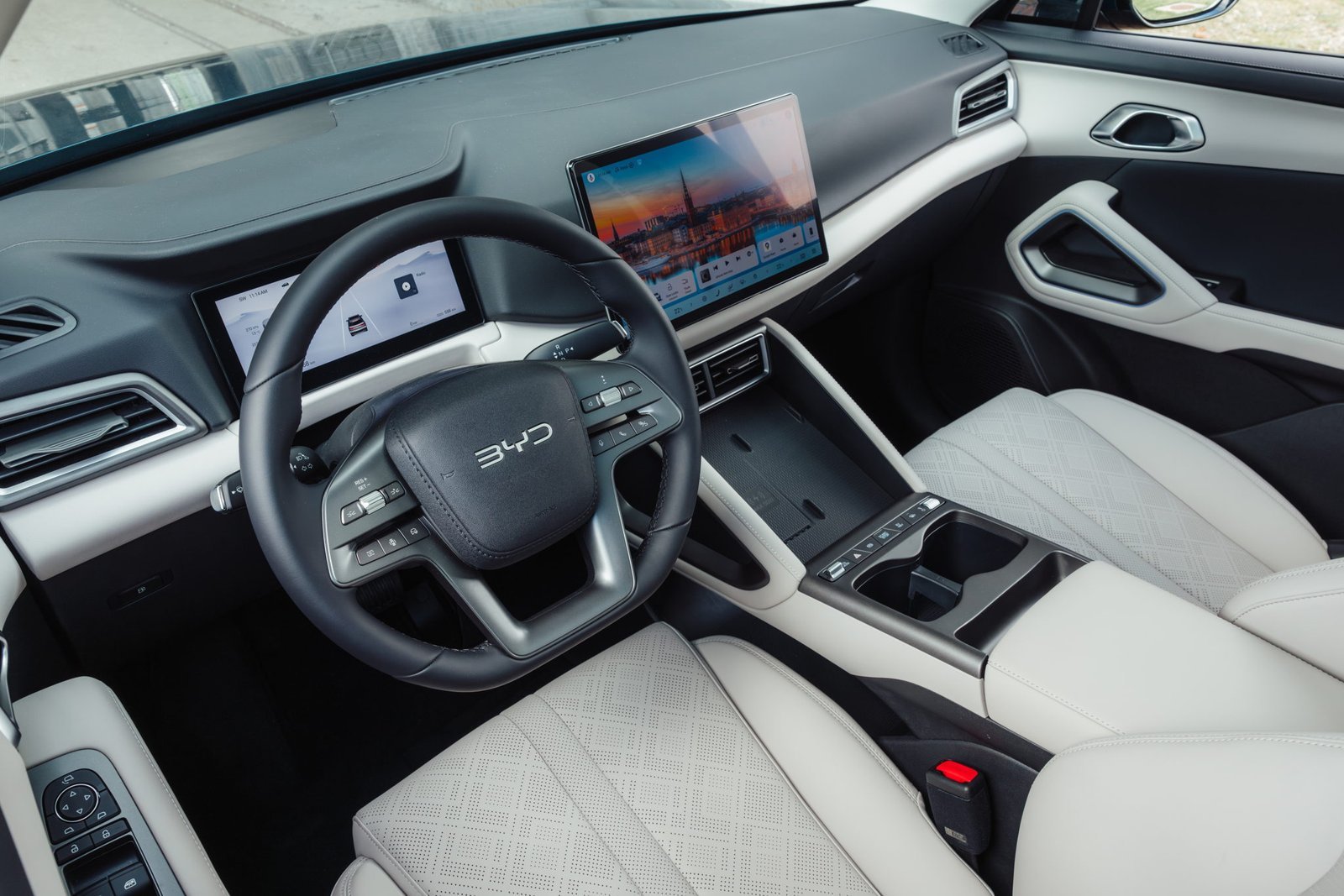 BYD ATTO 2 DM-i driver cabin