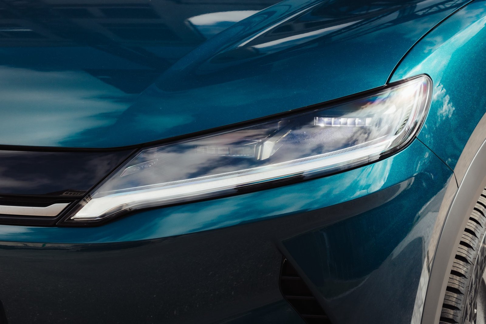 BYD ATTO 2 DM-i front exterior detail