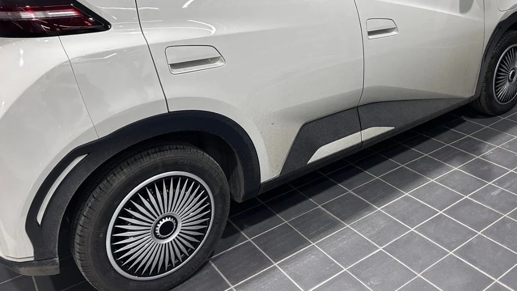 How to Choose Wheel Covers and Hubcaps: Fit, Retention, and Replacement 4 Yirox BYD Seagull full wheel cover installed on a white vehicle, showing full-face spoke coverage