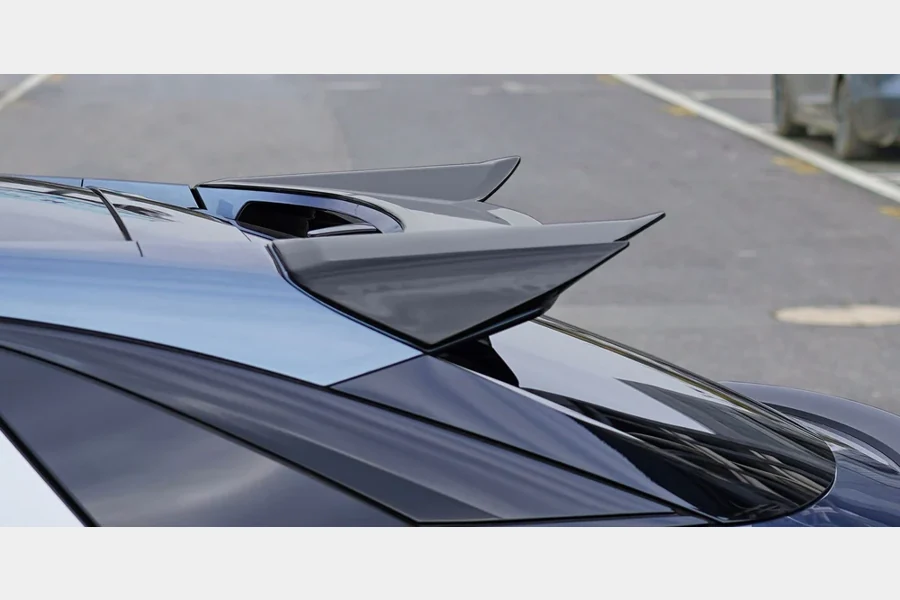 What Is a Rear Spoiler? How It Works and How to Choose One 2 Roof spoiler installed above the rear window of a BYD Sealion 7