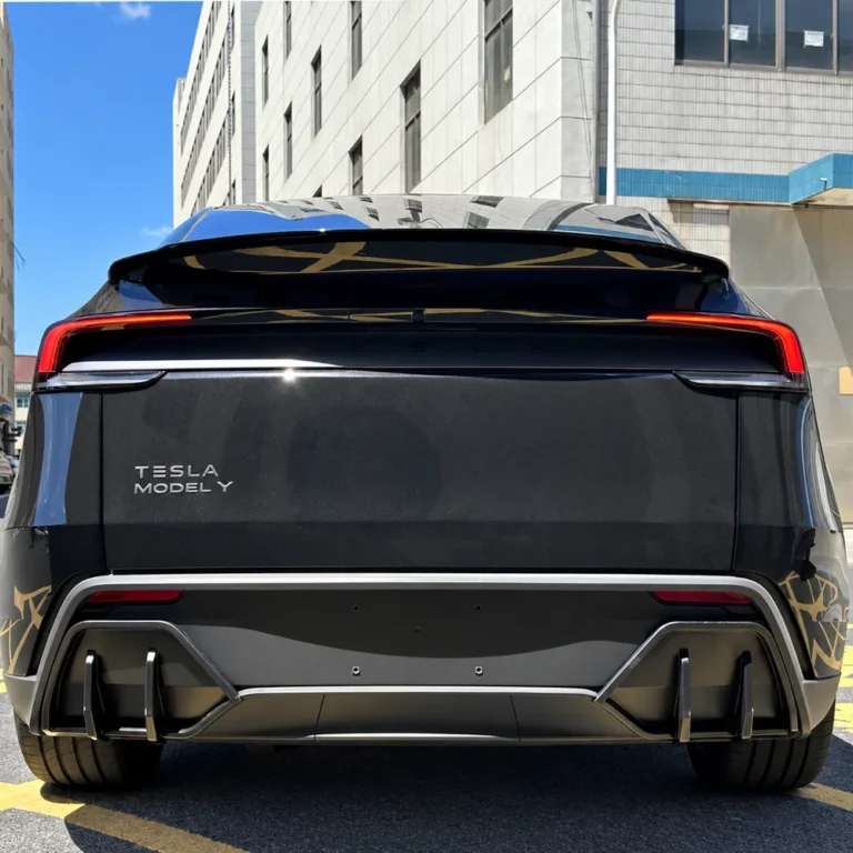 Labio de parachoques trasero estilo LOCO instalado en un Tesla Model Y refresh