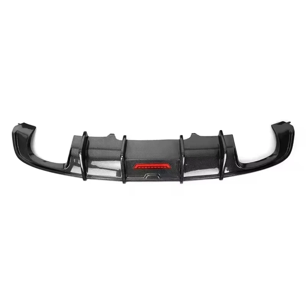 Real Carbon Fibre Rear Diffuser with LED Brake Light for Audi A6 C7 1 Difusor traseiro em fibra de carbono real com luz de travão LED para Audi A6 C7, em fundo branco