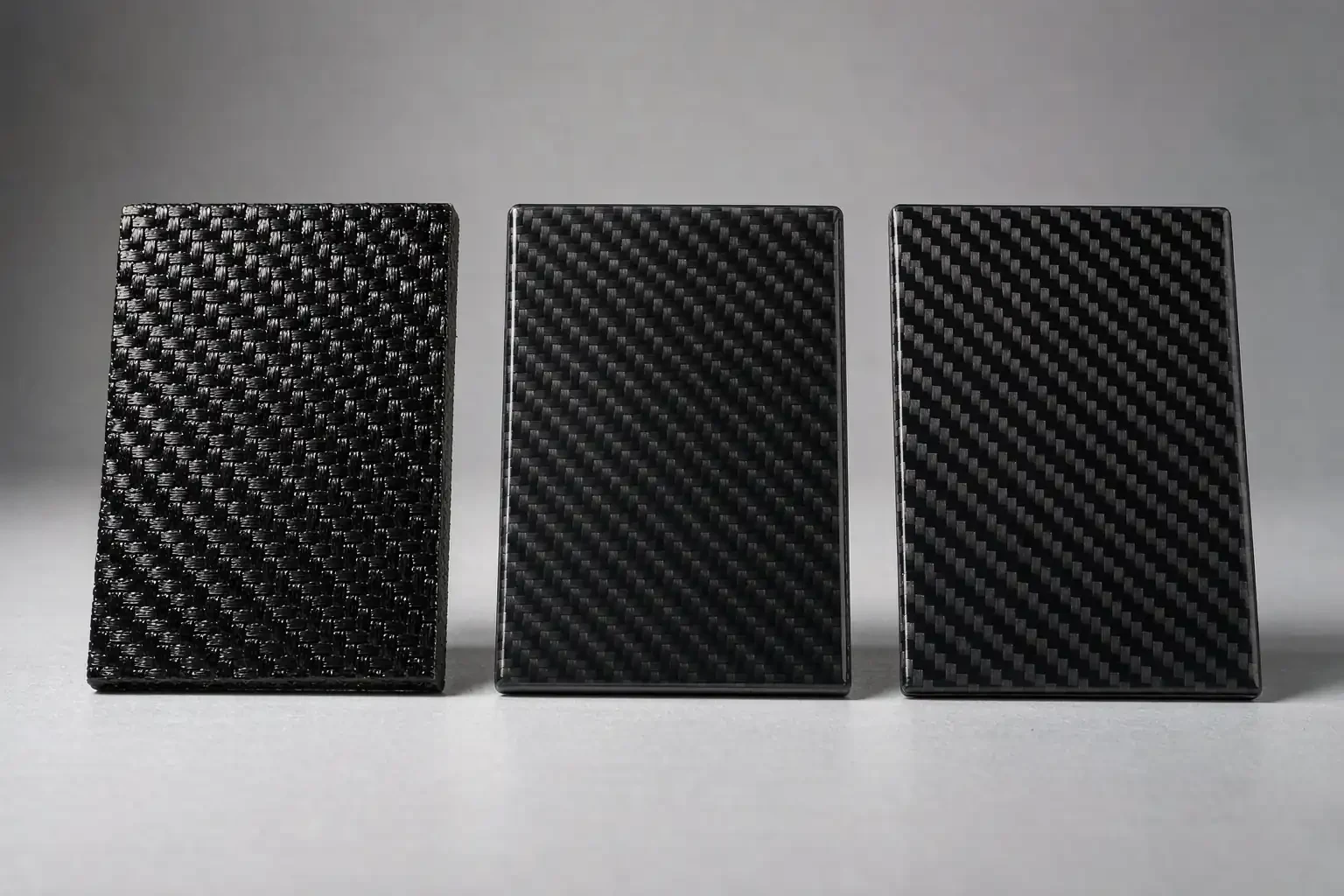 Tres placas de muestra de acabado con patrón de fibra de carbono con diferentes tamaños de tejido