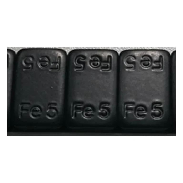 Primer plano de segmentos de contrapeso de rueda de acero Fe5 recubiertos en negro con esquina redondeada