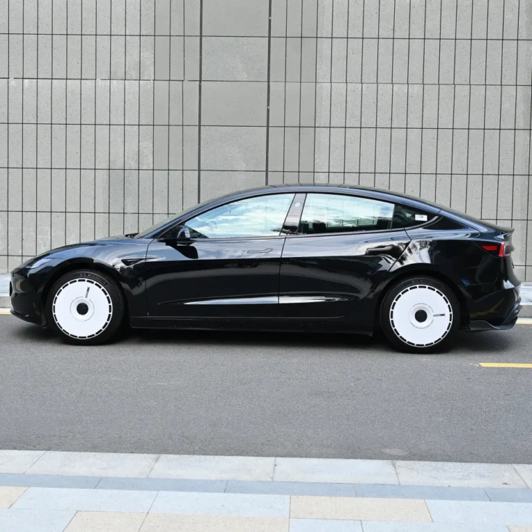 Tesla Model 3 equipado con cubiertas de rueda completas blancas, vista lateral