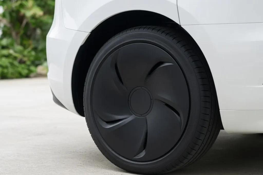 Roda traseira de um crossover elétrico branco equipado com uma capa aerodinâmica de roda preta fosca