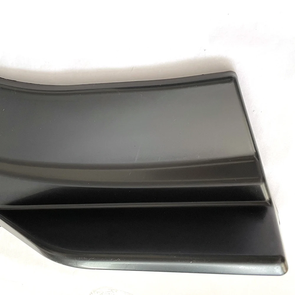 Universal 3-Piece Front Lip Splitter, ABS Gloss Black / Matte Black / Carbon 8 Edge close-up of the front lip splitter corner piece