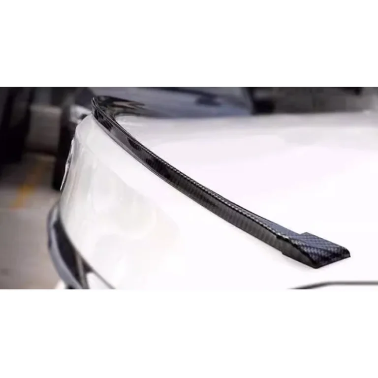 alerón universal flexible para el borde del maletero patrón de carbono instalado coche blanco
