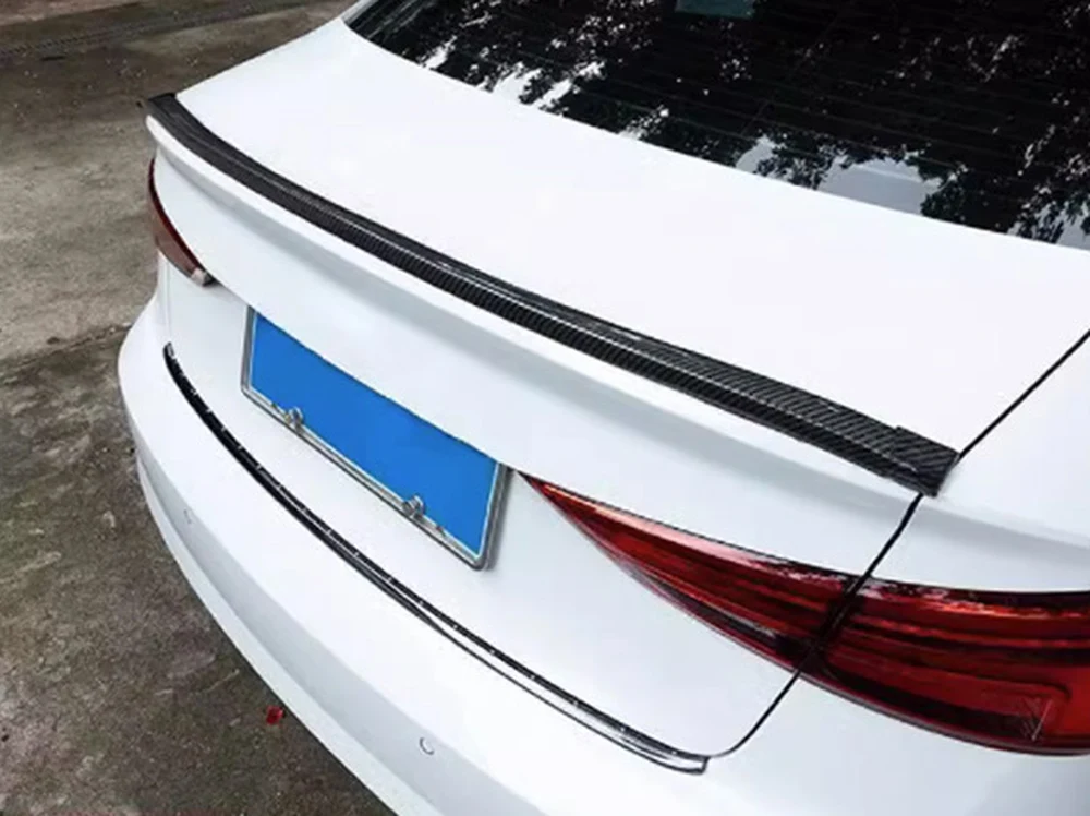 Alerón Universal Flexible para el Borde del Maletero, PVC Patrón de Carbono 1,5 m 4 Alerón autoadhesivo instalado en una berlina blanca sin taladrar