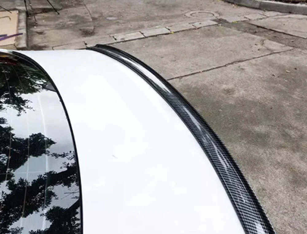 Alerón Universal Flexible para el Borde del Maletero, PVC Patrón de Carbono 1,5 m 5 Vista lateral del alerón con patrón de fibra de carbono en un coche blanco
