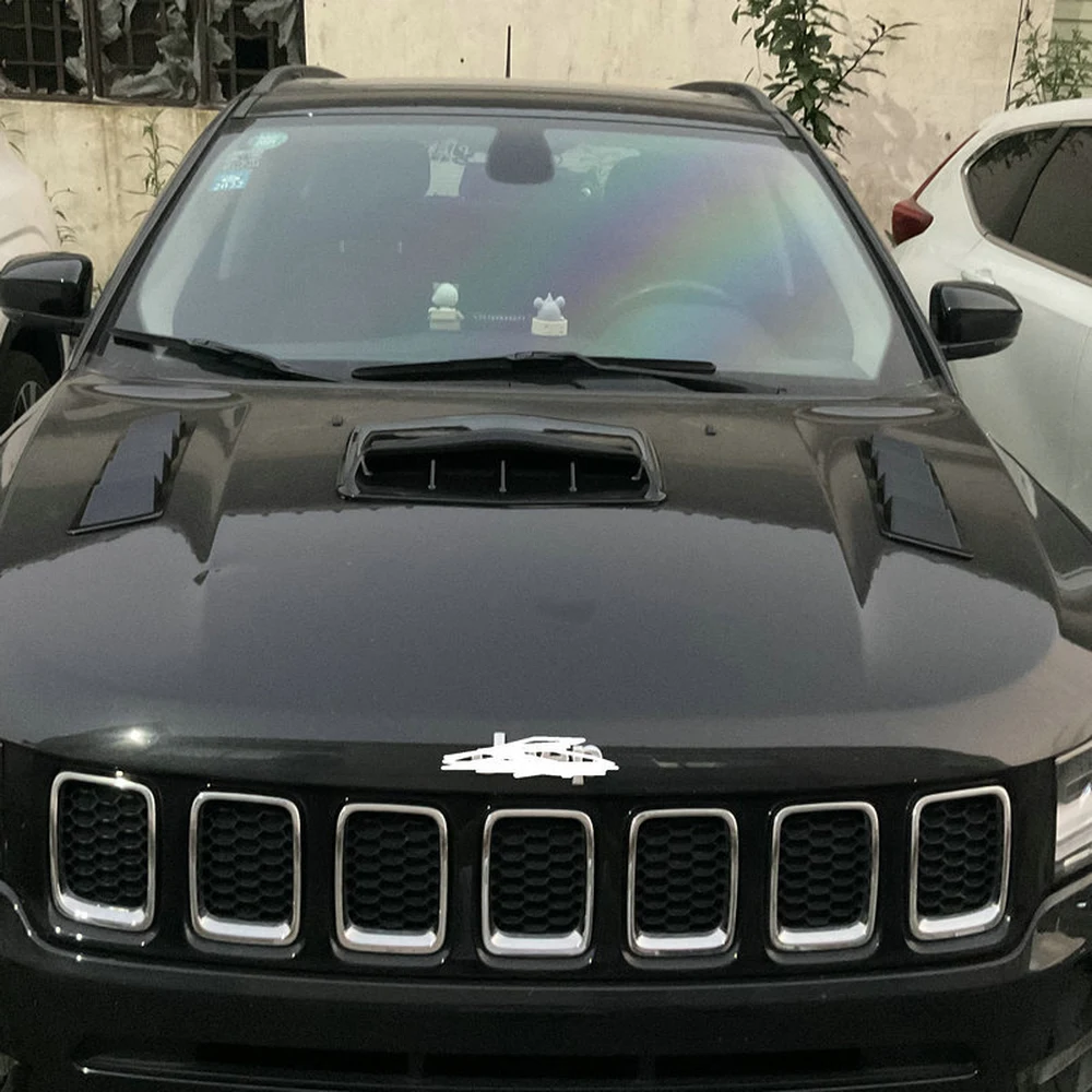 Gloss black hood scoop and side vents installed on a black SUV bonnet