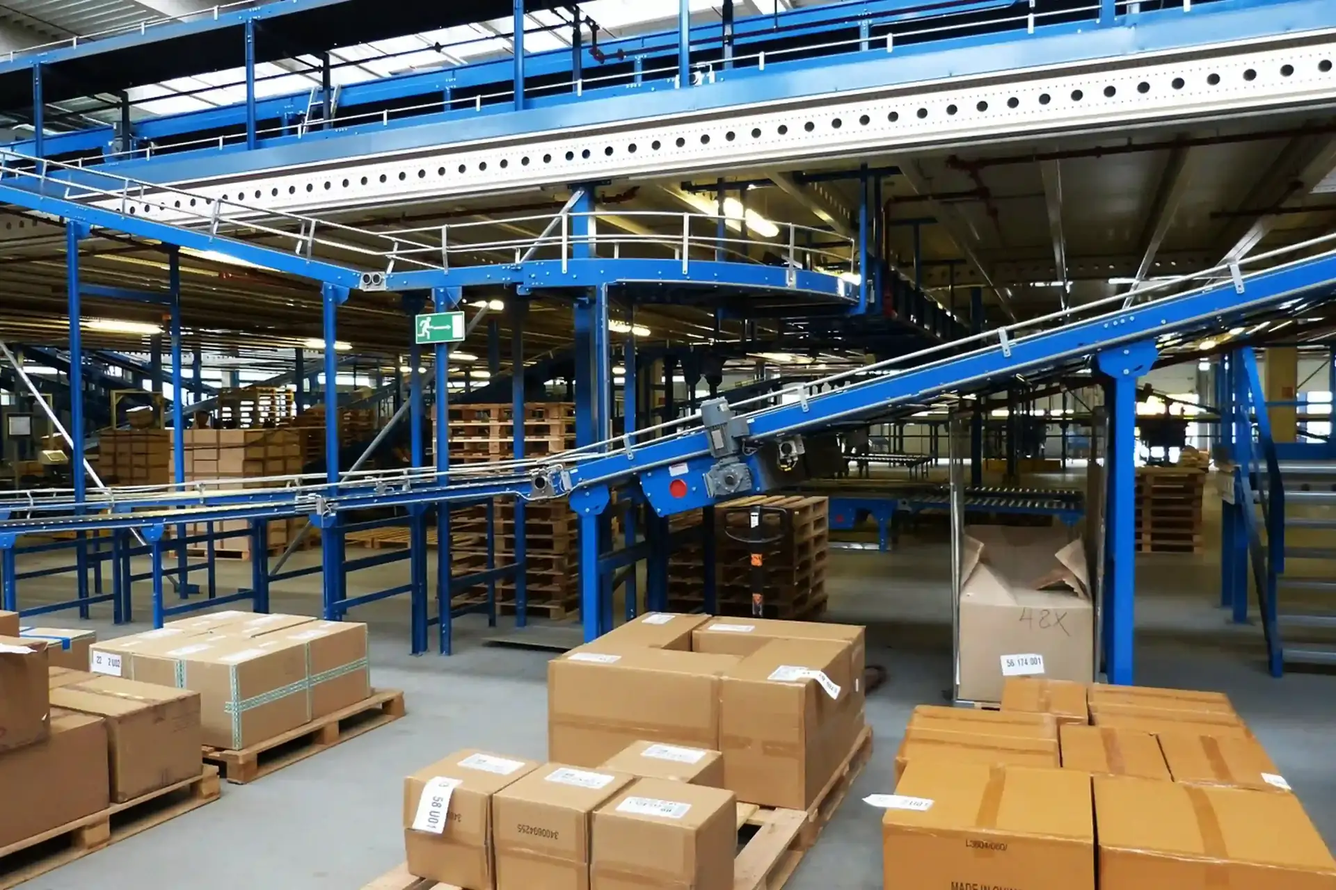 Caixas de exportação na esteira de embalagem no armazém Yirox
